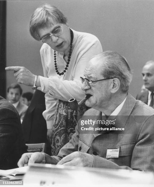 Der SPD-Fraktionsvorsitzende Herbert Wehner und seine Stieftochter und spätere Ehefrau Greta Burmester auf dem SPD-Wahlparteitag in Essen am . Greta...