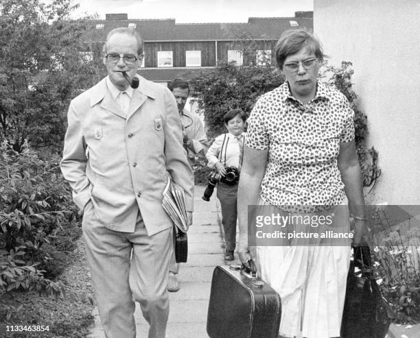 Der SPD-Fraktionsvorsitzende Herbert Wehner und seine Stieftochter und spätere Ehefrau Greta Burmester treffen am nacheinem Schweden-Urlaub vor...
