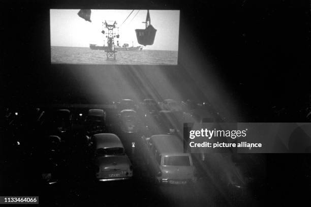 Die erste Filmvorführung im ersten Autokino Deutschlands und nach Rom dem zweiten Europas am 31. März 1960. Das Kino liegt in Gravenbruch bei...