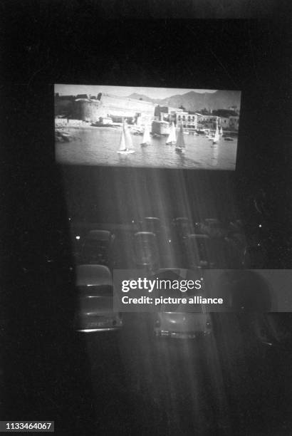 Die erste Filmvorführung im ersten Autokino Deutschlands und nach Rom dem zweiten Europas am 31. März 1960. Das Kino liegt in Gravenbruch bei...