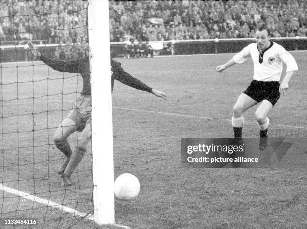 Der deutsche Stürmer Uwe Seeler nutzt einen Abpraller zur 1:0-Führung gegen die portugiesische Elf. Die deutsche Fußballnationalmannschaft besiegt im...