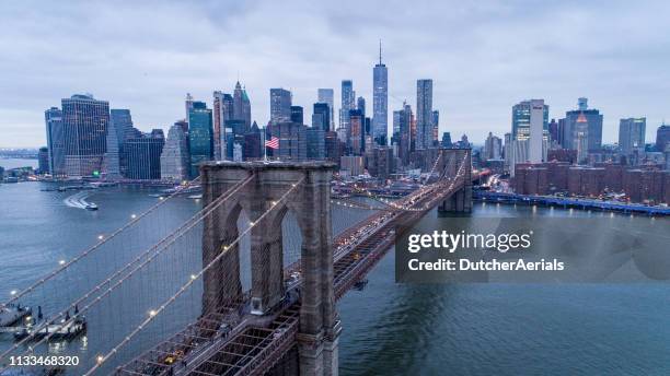 brooklyn bridge und manhattan skyline aerial view - touristen brooklyn bridge stock-fotos und bilder