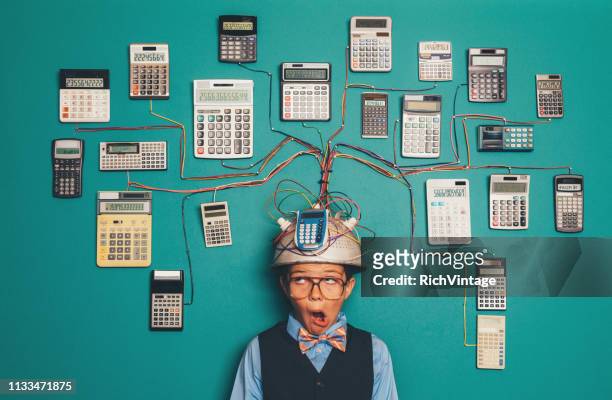 jonge nerd jongen met calculator uitvinding - fun calculator stockfoto's en -beelden