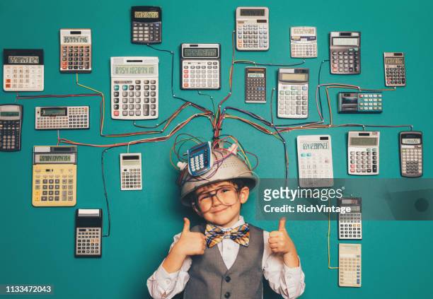 jonge nerd jongen met briljante uitvinding - fun calculator stockfoto's en -beelden