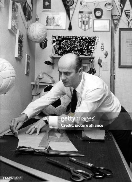 Der internationale Schiedsrichter Rudolf Kreitlein in seiner Schneiderwerkstatt, deren Wände mit Fussball-Souvenirs übersät sind, aufgenommen am in...