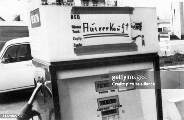 An einer Zapfsäule einer Tankstelle in Göttingen hängt ein handgeschriebener Zettel mit der Aufschrift "Ausverkauft". Die anhaltende Ölkrise 1973...