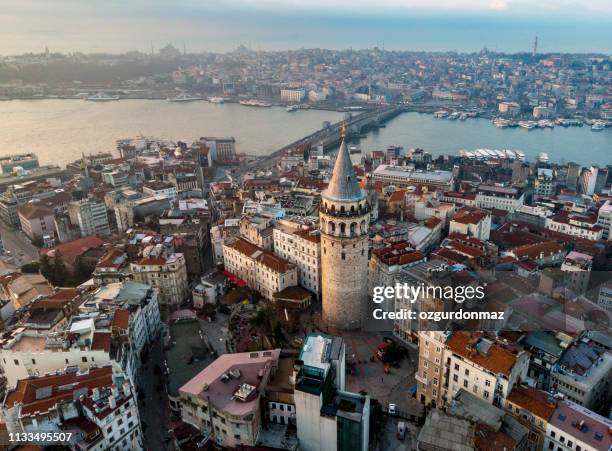 luftaufnahme der galata-turm in istanbul, türkei - galata tower stock-fotos und bilder