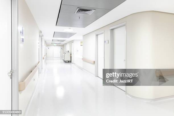 couloir vide dans l'hôpital moderne - hopital couloir photos et images de collection