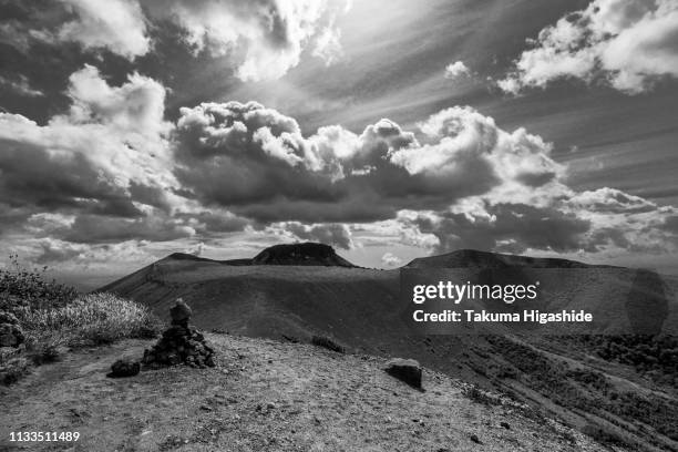 path to the lava dome - 遠近法 stock pictures, royalty-free photos & images