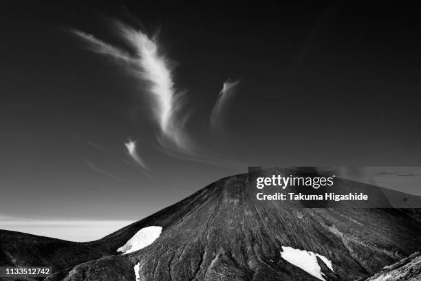 highest peak - モノクロ stockfoto's en -beelden