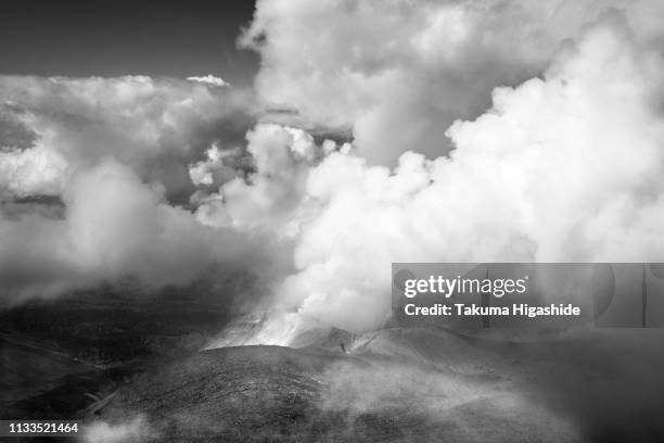 volcanic smoke - モノクロ stockfoto's en -beelden