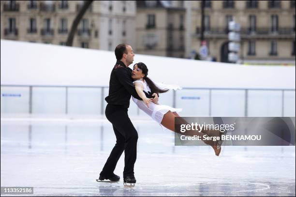 Sarah Abitbol And Stephane Bernadis Present Their Show On The Forecourt Of The Hotel De Ville In Paris, France On December 02, 2006 - Sarah Abitbol...