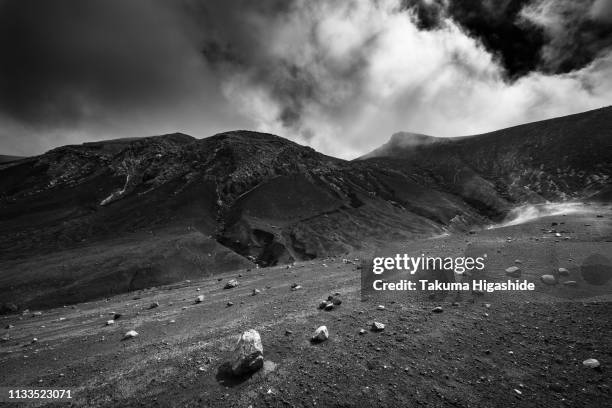 summit in the cloud - モノクロ stockfoto's en -beelden