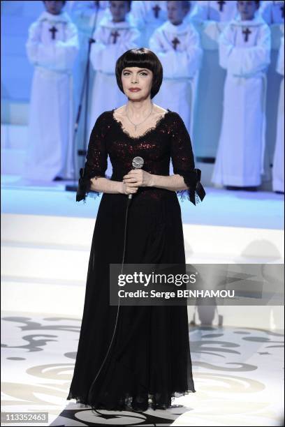 Mireille Mathieu And Tina Arena On The 100 Th Christmas Of 'Les Petits Chanteurs A La Croix De Bois' Tv Show In Paris, France On December 04, 2006 -...