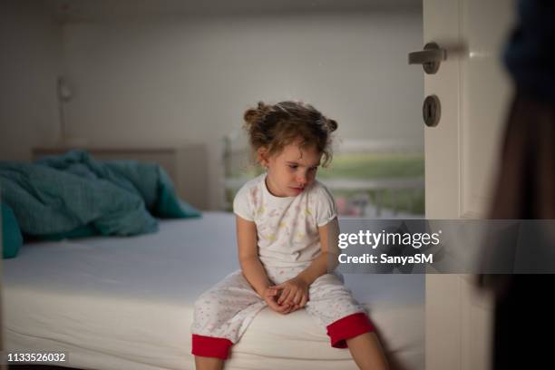 klein meisje huilen in de slaapkamer - child's bedroom stockfoto's en -beelden