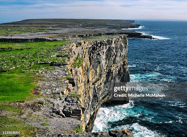 aran island cliffs - dun aengus 個照片及圖片檔