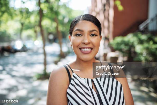 porträtt av generation z dominikanska kvinnan i usa-plus storlek modell - dominican ethnicity bildbanksfoton och bilder