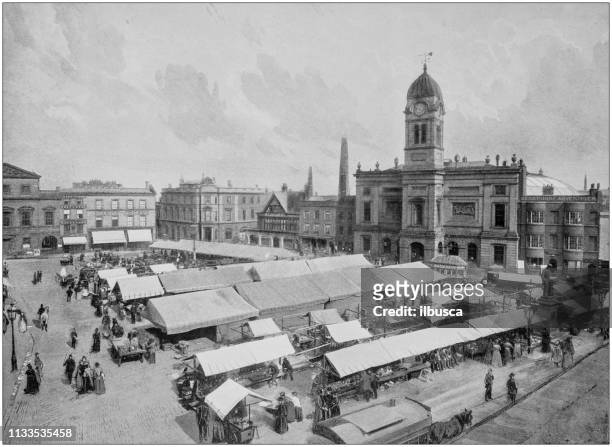 antike schwarz-weiß-fotografie von england und wales: derby, marktplatz - derby stock-grafiken, -clipart, -cartoons und -symbole