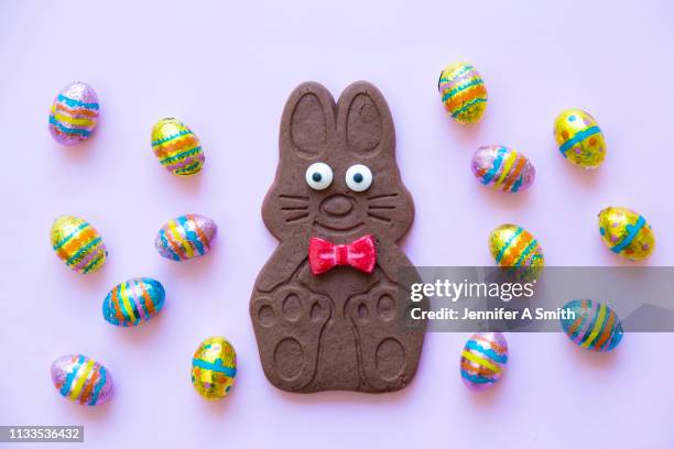 chocolate biscuit easter bunny - bunny eggs stock-fotos und bilder