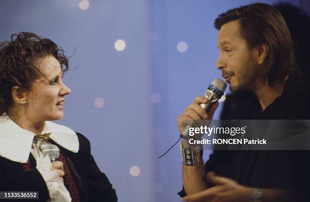 French singer Renaud and French singer and painter Diane Dufresne on the set of television show Stars 90.