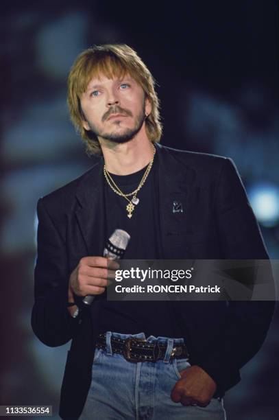 French singer and songwriter Renaud on the set of television show Stars 90.