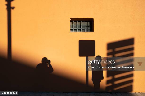 shadows in a wall - fotoreporter stockfoto's en -beelden