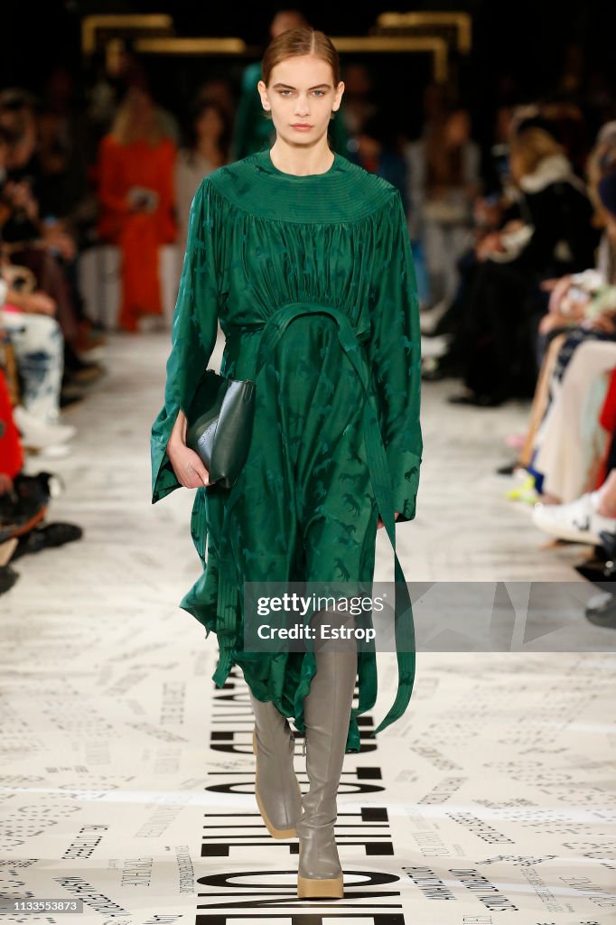 Stella McCartney : Runway - Paris Fashion Week Womenswear Fall/Winter 2019/2020