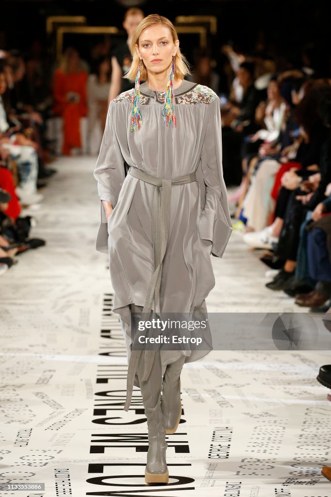 Stella McCartney : Runway - Paris Fashion Week Womenswear Fall/Winter 2019/2020