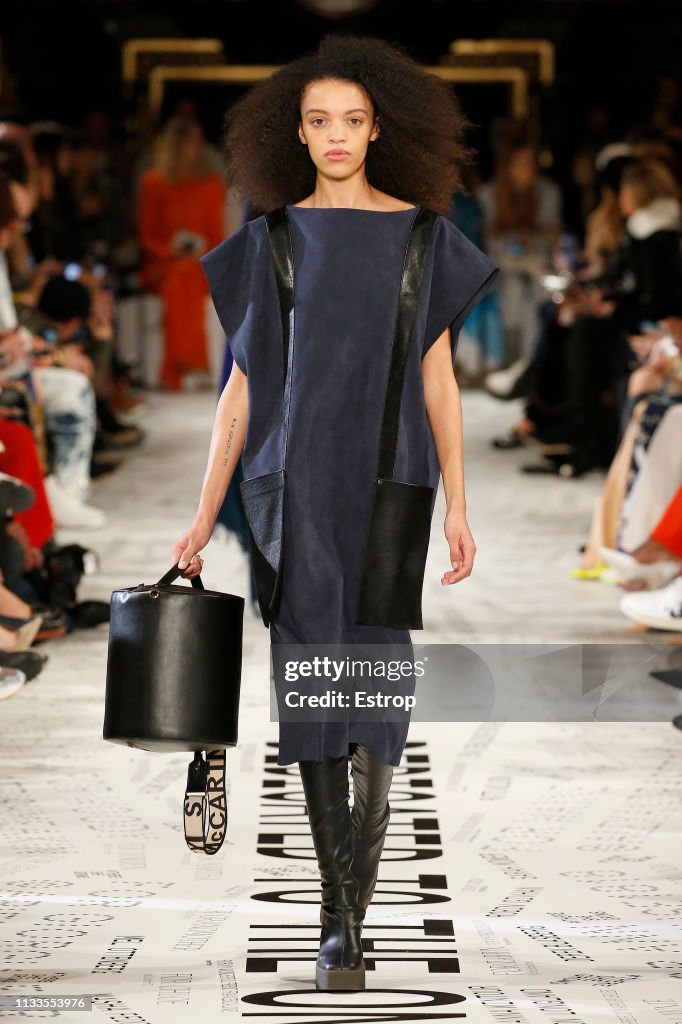Stella McCartney : Runway - Paris Fashion Week Womenswear Fall/Winter 2019/2020