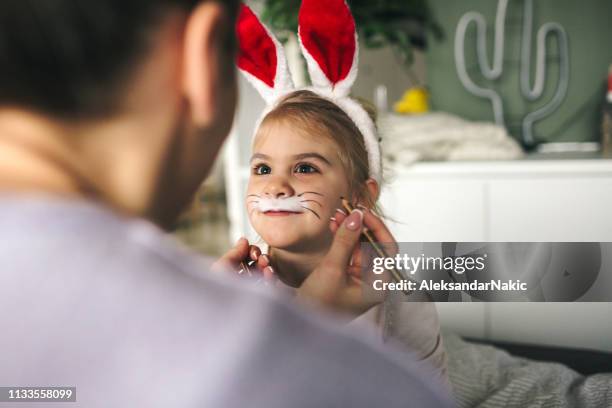 gesichtsbemalung für den kleinen osterhase - kinderschminken stock-fotos und bilder