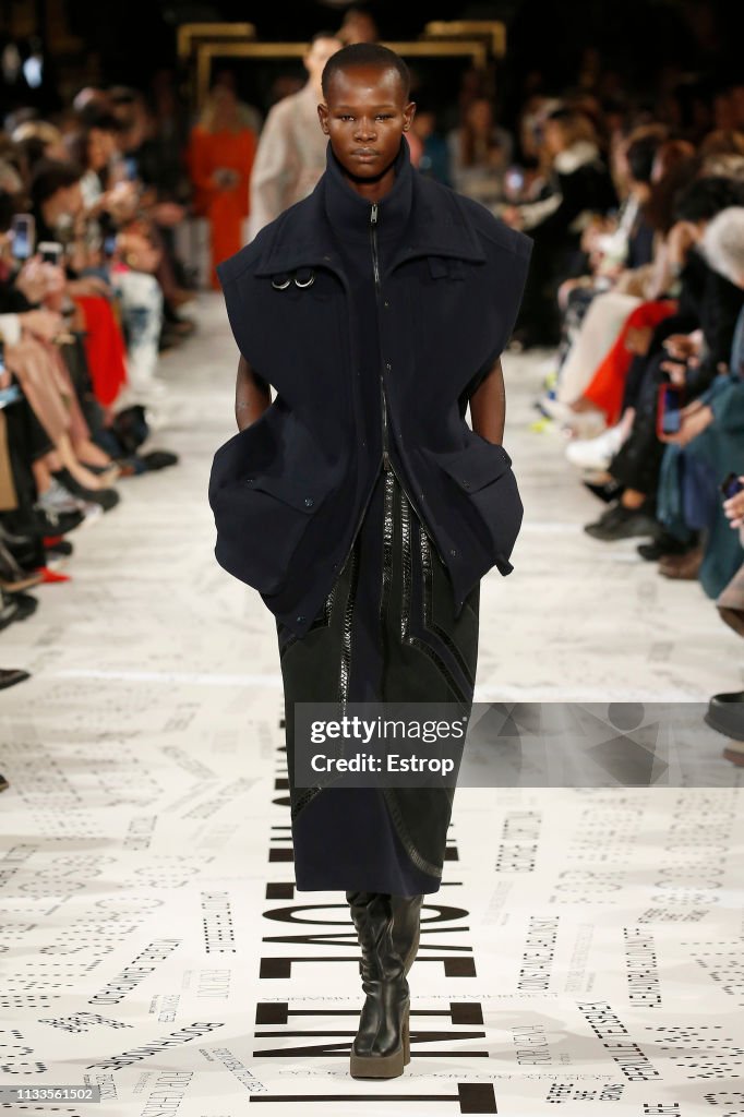 Stella McCartney : Runway - Paris Fashion Week Womenswear Fall/Winter 2019/2020