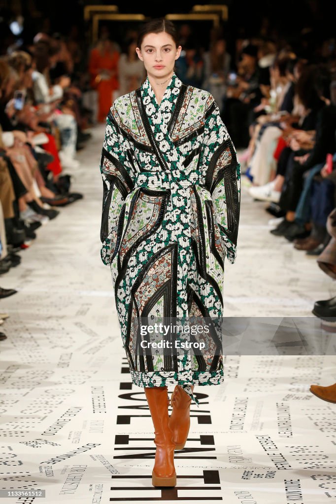 Stella McCartney : Runway - Paris Fashion Week Womenswear Fall/Winter 2019/2020