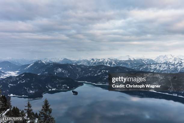 bayern - walchensee winter - lebensziel fotografías e imágenes de stock