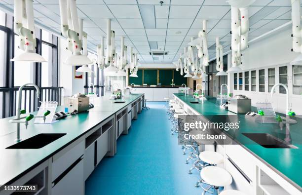 leeg laboratorium op de middelbare school - lab science moderne stockfoto's en -beelden