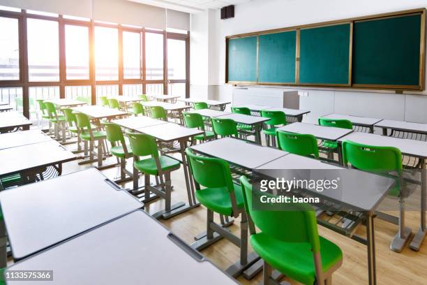 aula vacía con escritorios y sillas - classroom background fotografías e imágenes de stock