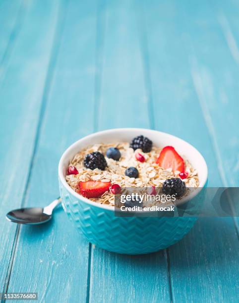 colazione muesli sana con frutta - blue bowl foto e immagini stock