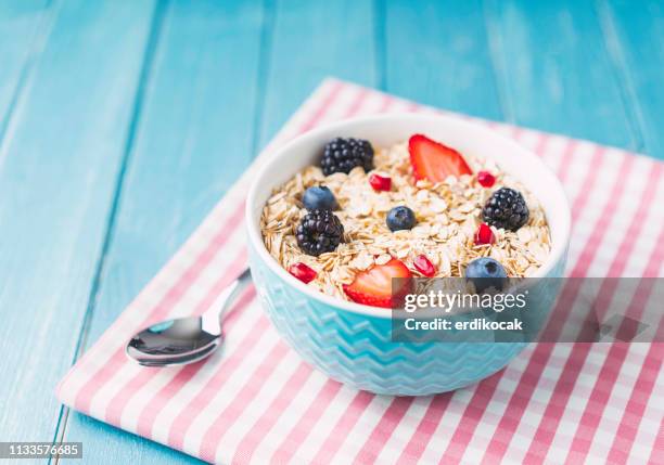 desayuno saludable de muesli con frutas - harina de avena fotografías e imágenes de stock