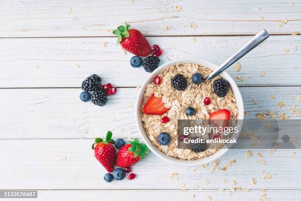 gezond ontbijt met muesli en bessen - cereal bowl stockfoto's en -beelden