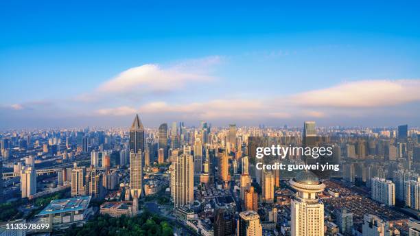 elevated view of shanghai skyline - 名勝古蹟 stockfoto's en -beelden