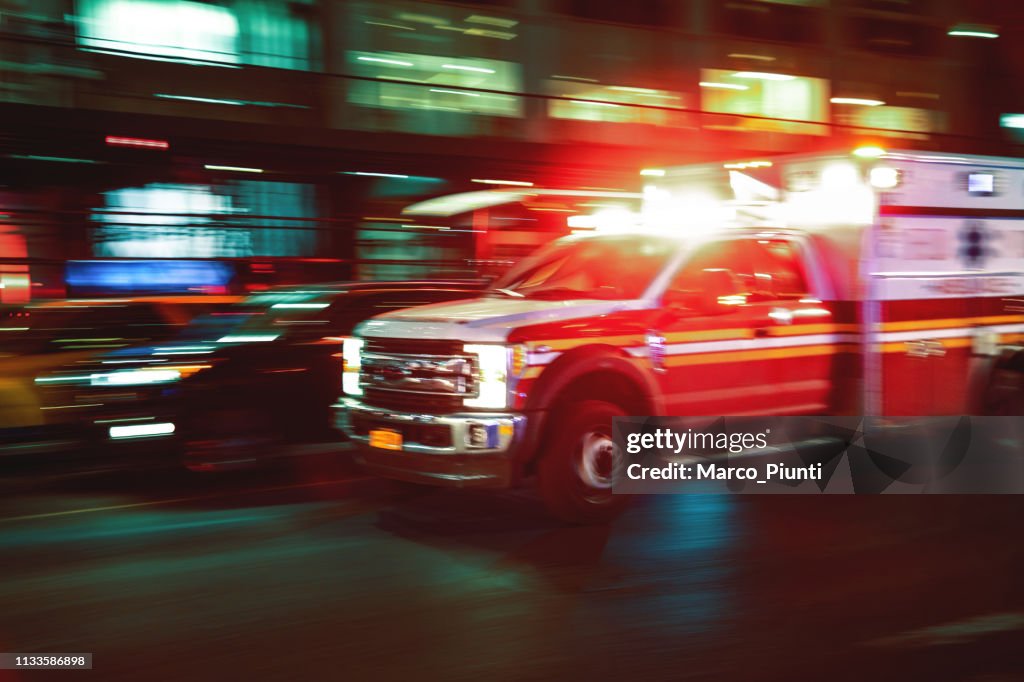 Ambulância do borrão de movimento Estados Unidos