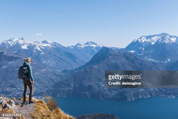 senderismo mujer en la cima de la colina sobre el lago - patagonia chile fotografías e imágenes de stock