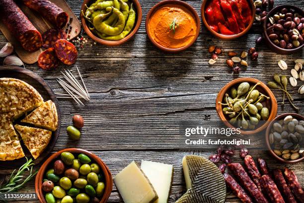 塔帕斯: 典型的西班牙食物從上面拍攝, 製作一個框架 - olive pimento 個照片及圖片檔