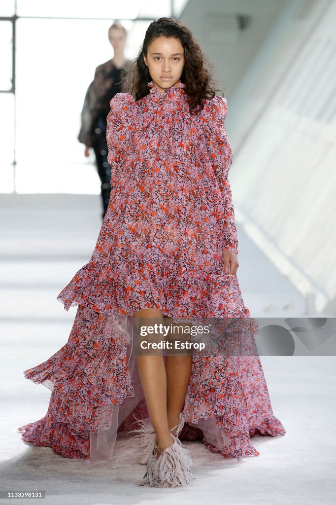 Giambattista Valli : Runway - Paris Fashion Week Womenswear Fall/Winter 2019/2020