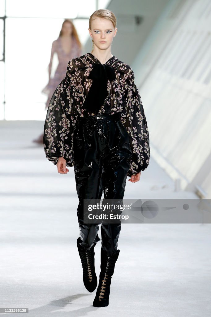 Giambattista Valli : Runway - Paris Fashion Week Womenswear Fall/Winter 2019/2020