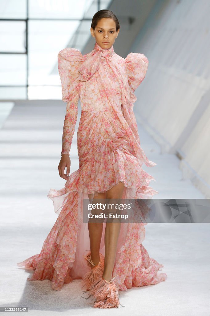 Giambattista Valli : Runway - Paris Fashion Week Womenswear Fall/Winter 2019/2020