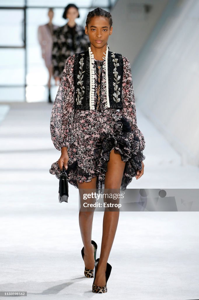 Giambattista Valli : Runway - Paris Fashion Week Womenswear Fall/Winter 2019/2020