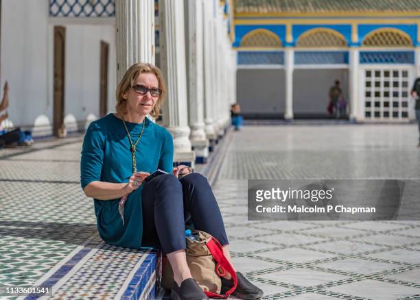 woman sightseeing in marrakesh, morocco - marokko marrakesh stock-fotos und bilder