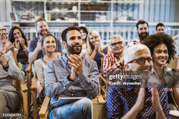 gran grupo de empresarios aplaudiendo a su colega después del seminario en la sala de juntas. - aplausos fotografías e imágenes de stock