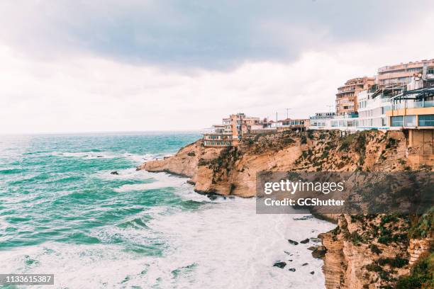 ruige kustlijn van beiroet libanon - beiroet beach stockfoto's en -beelden