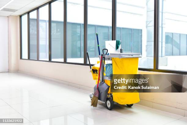 cleaning tools cart wait for cleaning,yellow mop bucket and set of cleaning equipment in the airport - bidello foto e immagini stock